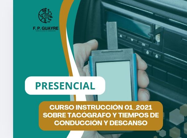 Imagen de un conductor profesional de autobús revisando documentación de transporte junto a un vehículo de pasajeros.